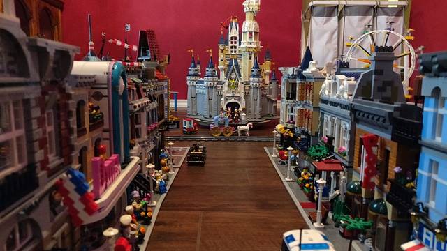 Od Lego kockica je napravio minijaturni Disneyland park