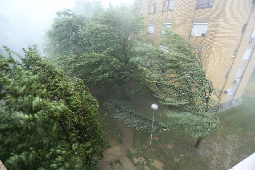 Nevrijeme rušilo stabla, nosilo krovove, kiša poplavila ulice