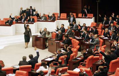 Turski parlament izvanredno je odobrio slanje vojske u Siriju