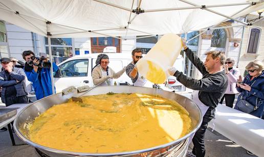 Na pulskoj tržnici  pripremljena je tradicionalna  fritaja od 1500 jaja i 10  kilograma  šparoga