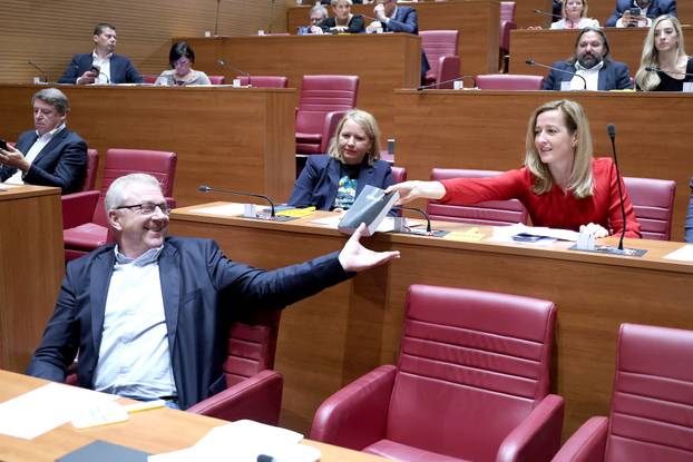 Zagreb: SDP-ovci na sjednicu Sabora došli s biblijom