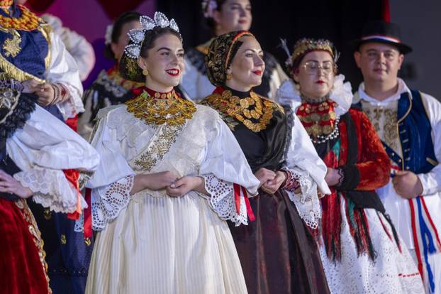 Županja: U sklopu 59. Šokačkog sijela održana Revija narodnih nošnji zlatara