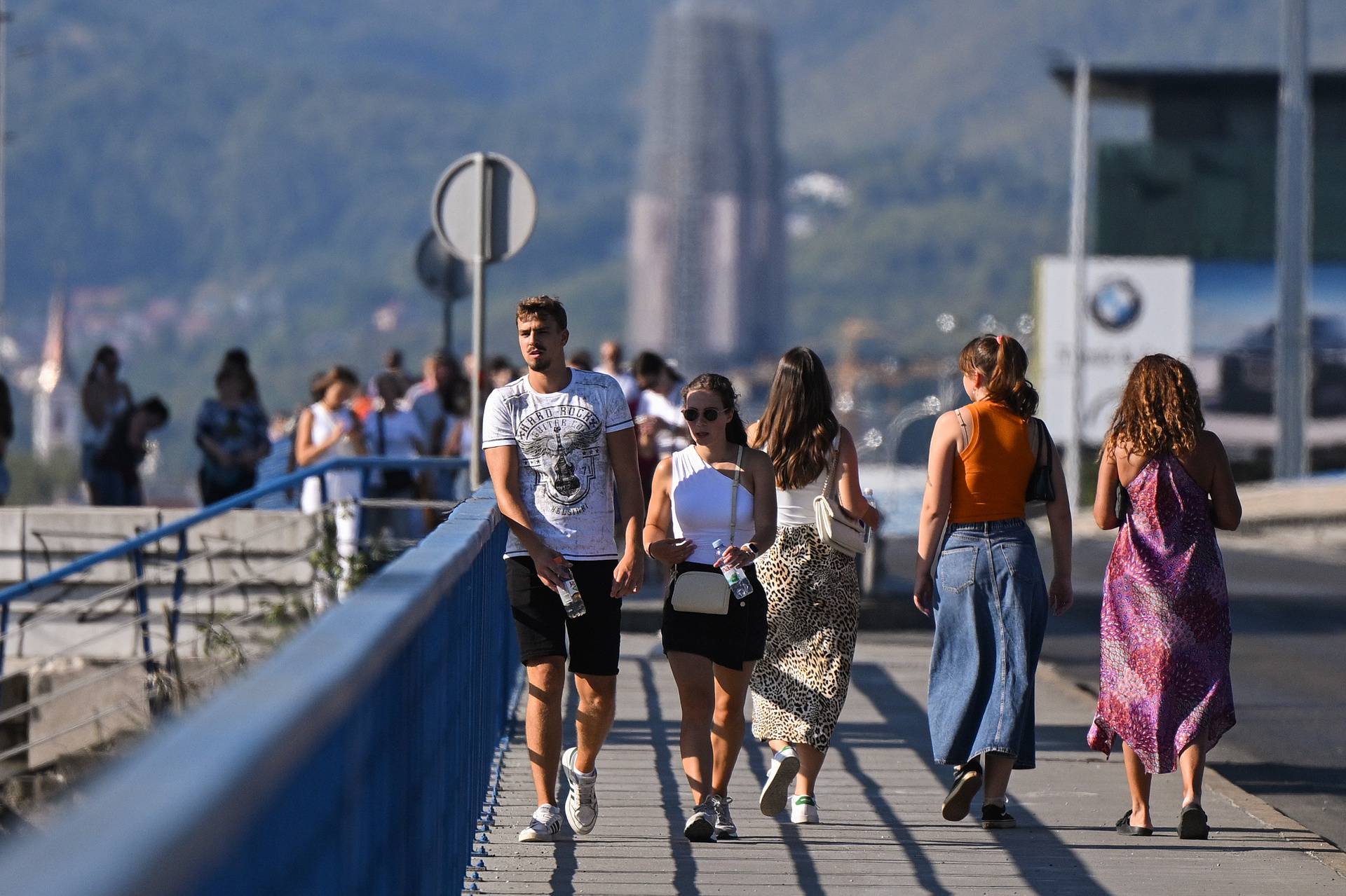 Zagreb: Na Hipodromu se okupljaju fanovi Eda Sheerana gdje će večeras održati koncert