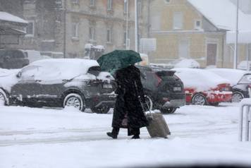 Delnice: Snijeg i jak vjetar otežavaju promet