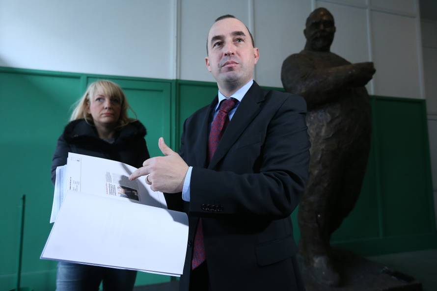 'Očajni Beljak suspendira sve potencijalne protukandidate'