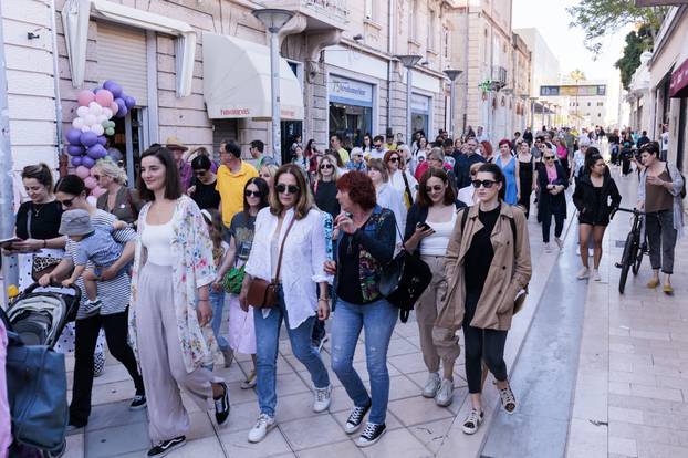 Prosvjed pod nazivom "Dosta! Uništavanja javnog zdravstva i zanemarivanja zdravlja žena!" održan u Splitu