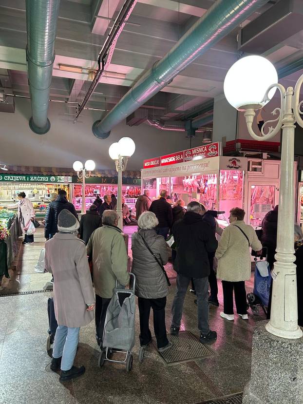 FOTO Građani šokirani! Za kilu janjetine 20 eura, rajčice po 7, a orada na Dolcu čak 28 eura