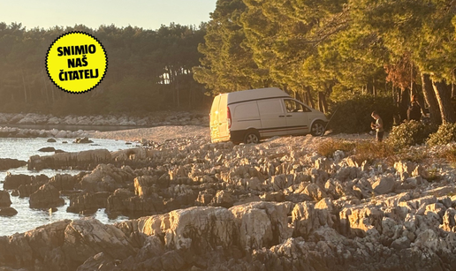FOTO Kombiju 'popustila' ru&ccaron;na na pla&zcaron;i, traktor ga do&scaron;ao izvu&cacute;i pa ostao bez goriva: Lopatali su