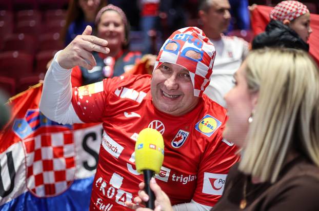 Malmo: Navijači na tribinama prije utakmice Hrvatske protiv Slovenije u drugom krugu EHF Europskog prvenstva