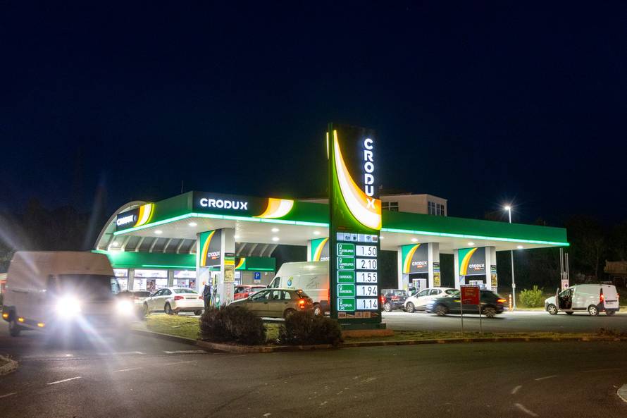 Pula: Automobili na benzinskim pumpama uoči sutrašnjeg poskupljenja benzina