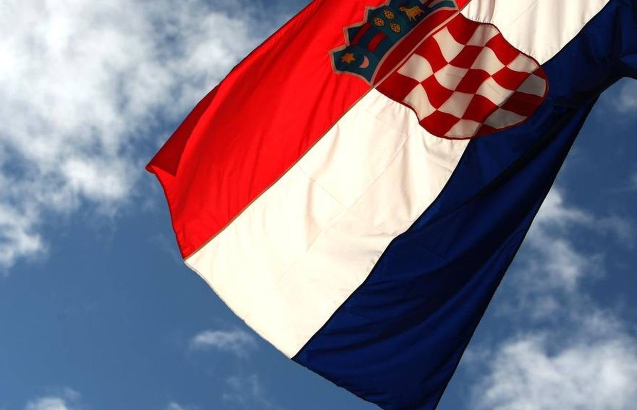 Mladić iz Velike Britanije došao u posjet rodbini u Vukovaru pa tamo zapalio hrvatsku zastavu