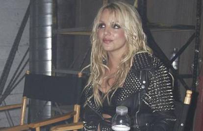 Britney Spears snimala je novi spot u poderanim čarapama