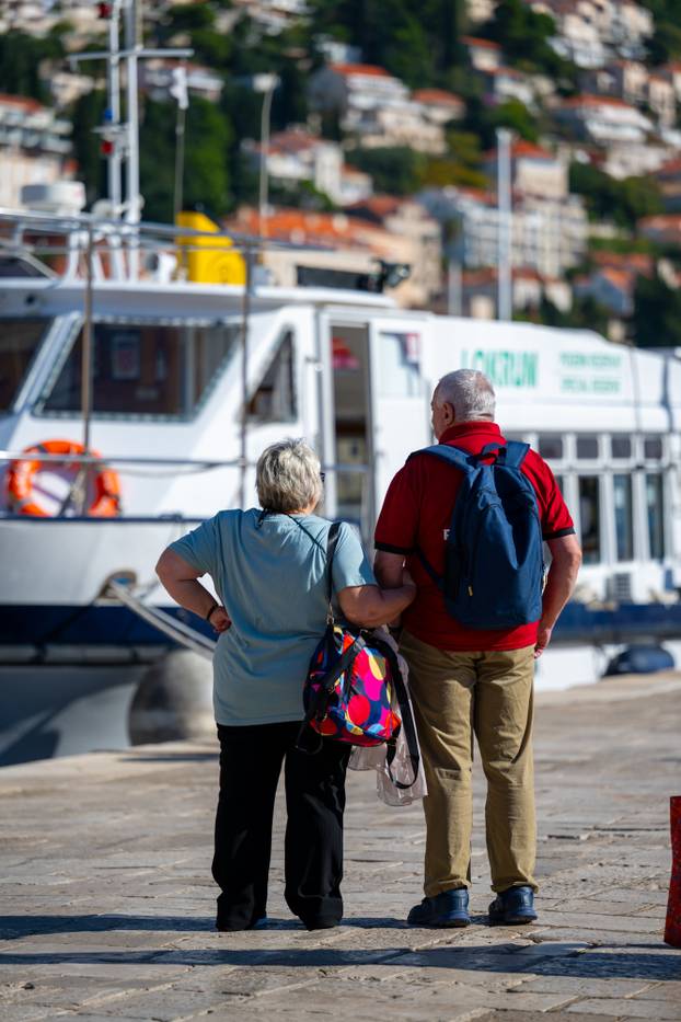 Dubrovnik: Sunčan i topao jesenji dan u gradu
