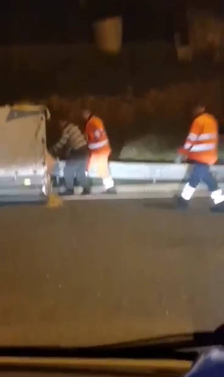 VIDEO 'Neću u špek i kobasice!' Svinja zbrisala iz prikolice kod Otočca, lovili je i radnici HAC-a