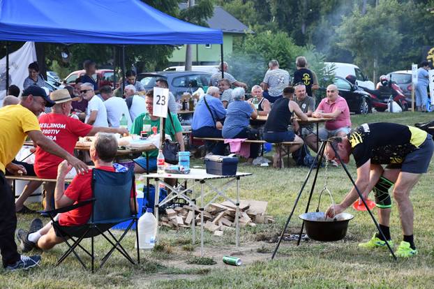 FOTO Otvoreno prvenstvo u kuhanju Fiša: Kotlovi i miris ribe preplavili Slavonski Brod