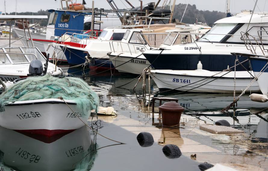 Šibenik: Jugo potopilo Dolac, cijela riva je pod morem