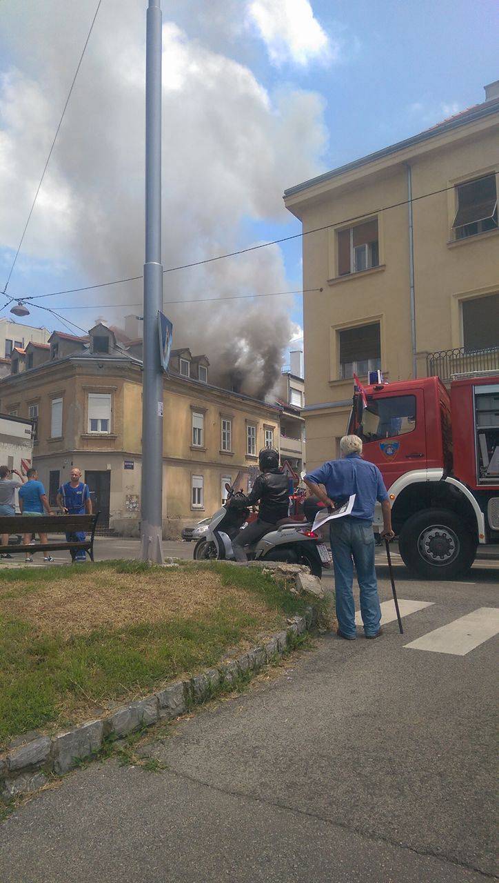 Vatrogasci su iz dima izvukli troje iz potkrovlja zgrade