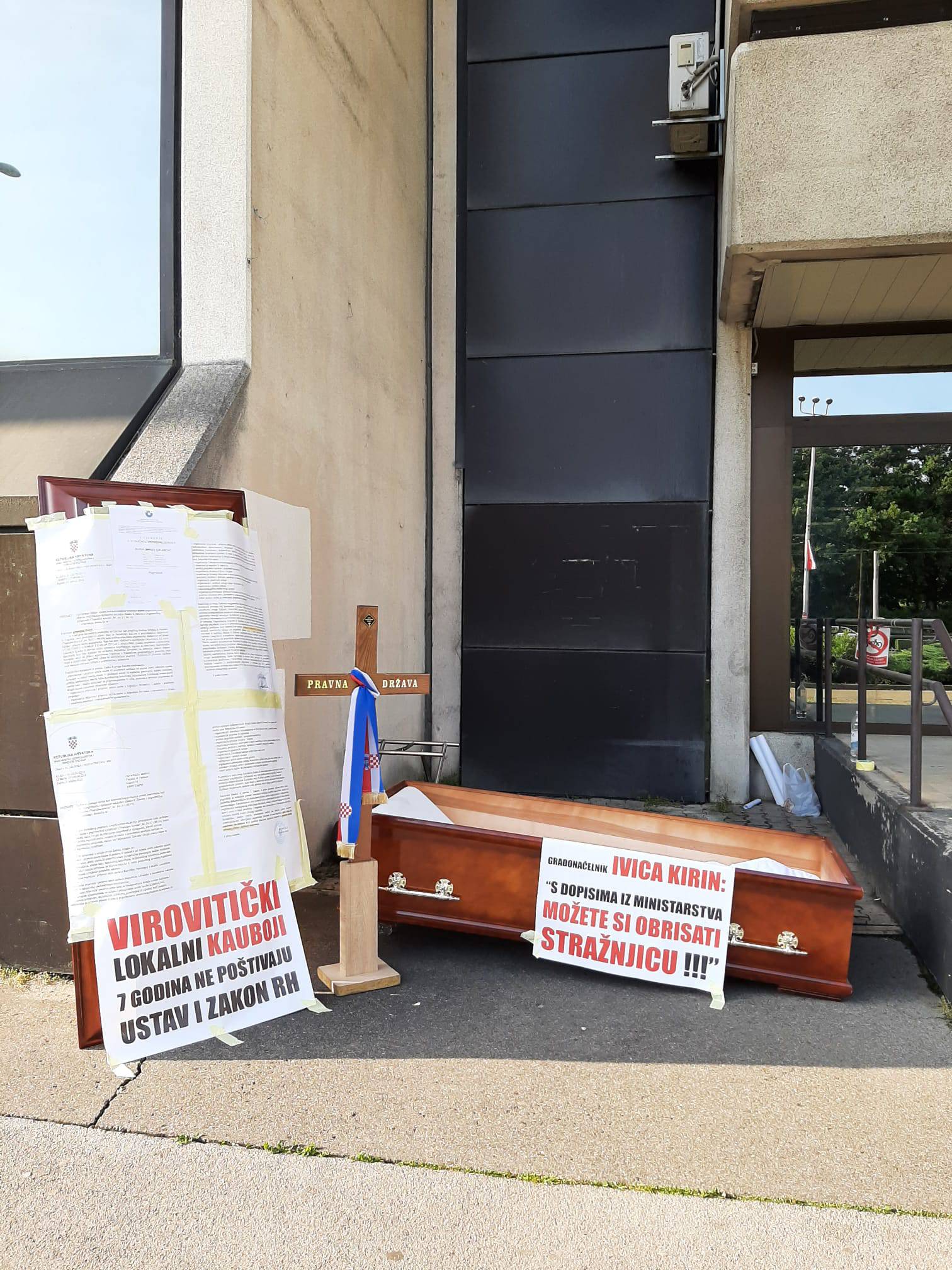 Obrtnik koji štrajka u Zagrebu proveo je noć u lijesu ispred Ministarstva: 'Ostajem ovdje'