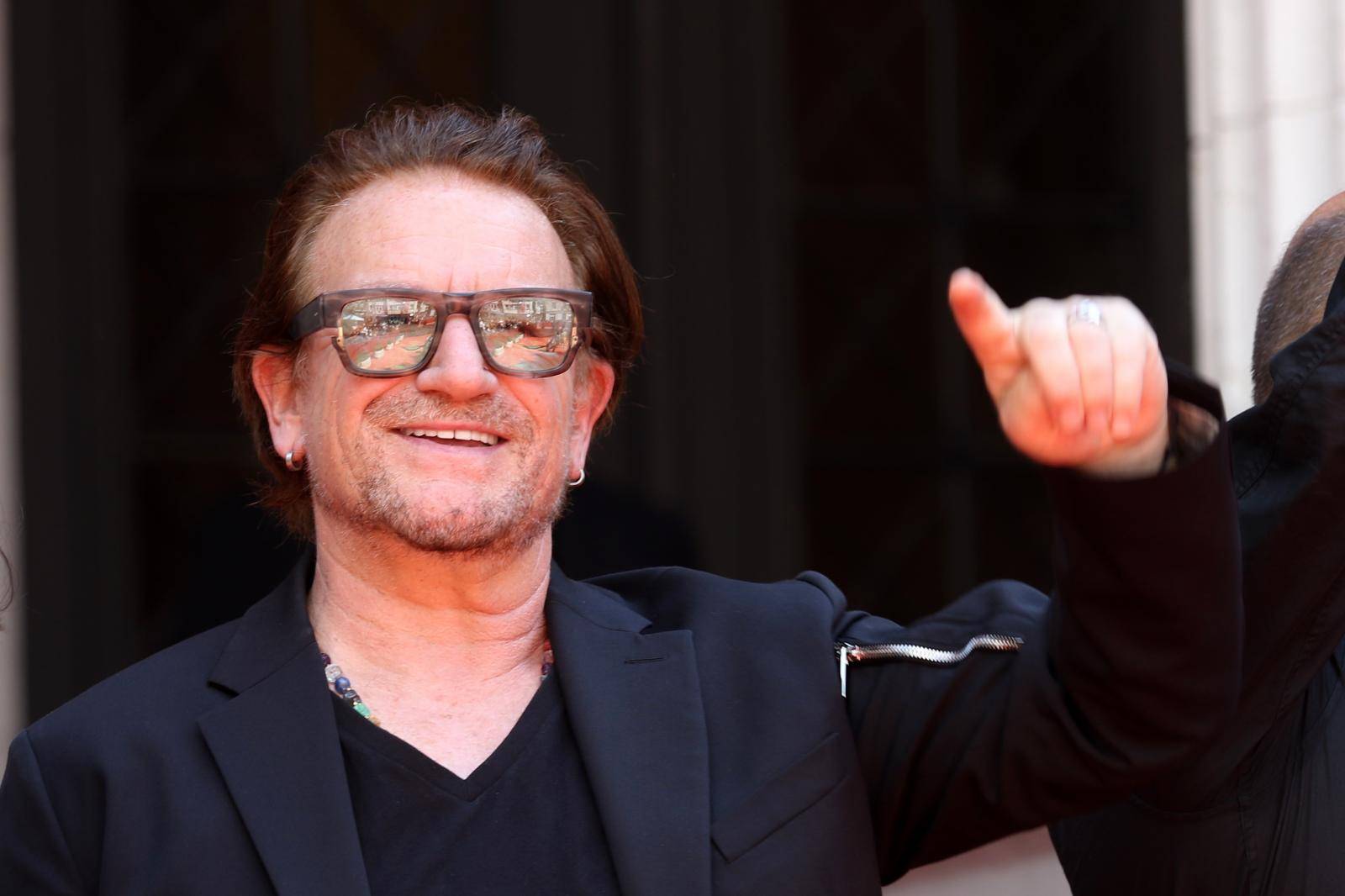 Slavni Bono Vox stigao u Sarajevo, na crvenom tepihu  dočekan uz ovacije
