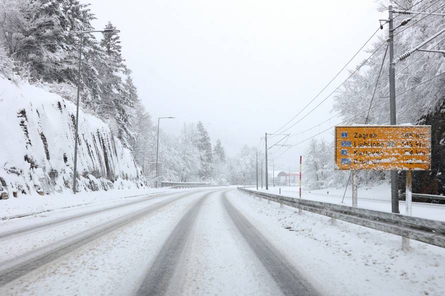 Zbog snijega otežan promet u Gorskom kotaru
