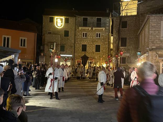 FOTO Procesija 'Za križen' na Hvaru okupila brojne vjernike