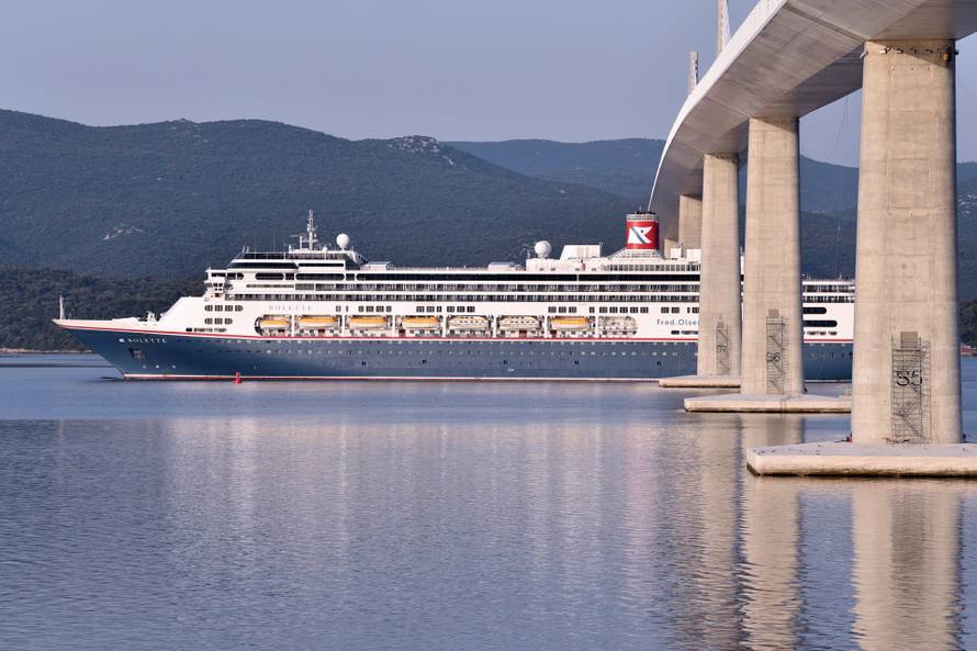 Prvi kurzer prošao ispod Pelješkog mosta