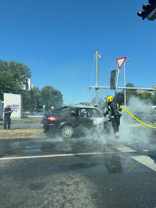 FOTO BUKTINJA U ZAGREBU 'Zabio se u semafor, vidio sam kako gori. Nije bilo nikoga'