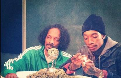 Je li Snoop Dogg pozirao uz pravo 'malo brdo' marihuane?