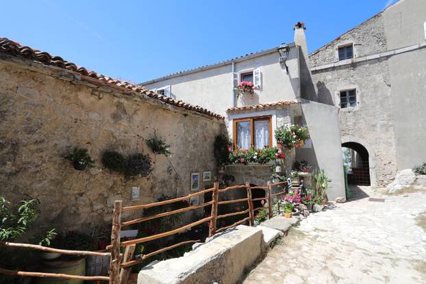 Lubenice, mjesto na Cresu s dva stanovnika