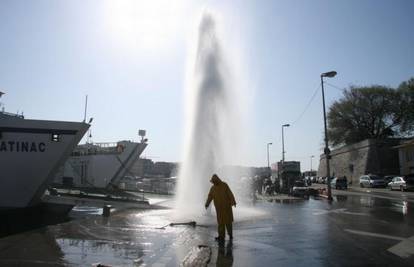 Zadar: Hidrant trajektnu luku pretvorio u fontanu