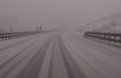 Snijeg otežava promet, tuča i grmljavina pogodili dio zemlje