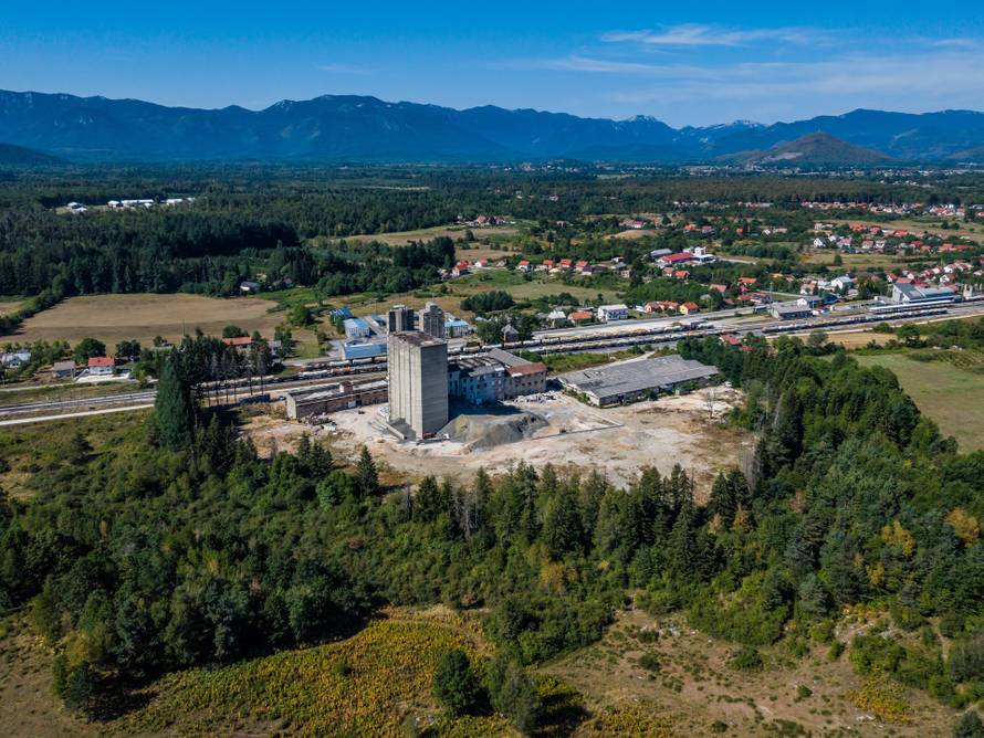 Fotografije iz zraka ilegalnog odlagališta otpada u Gospiću