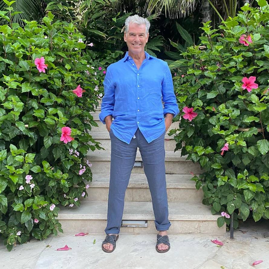 FOTO Pierce Brosnan i 10 godina mlađa supruga Keely u šetnji: Uskladili modne kombinacije