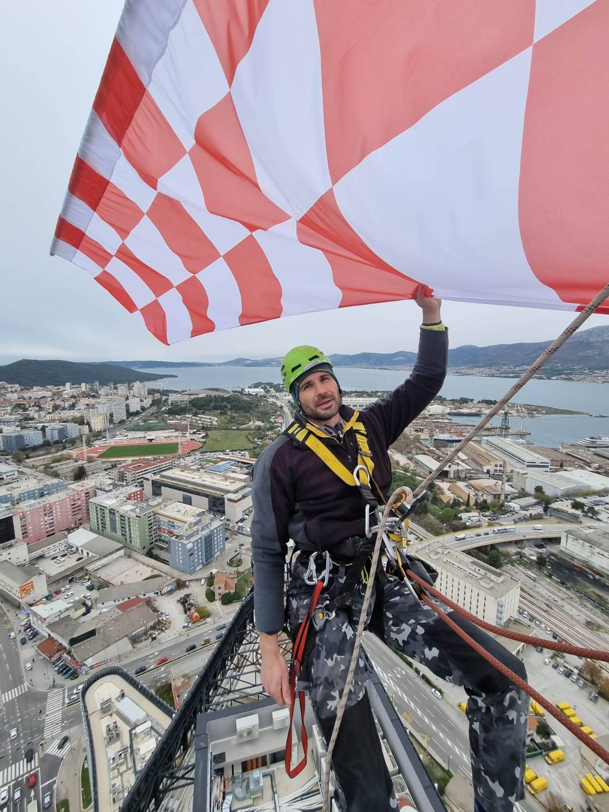 Zastava se vijori s najvišeg  nebodera u Lijepoj našoj