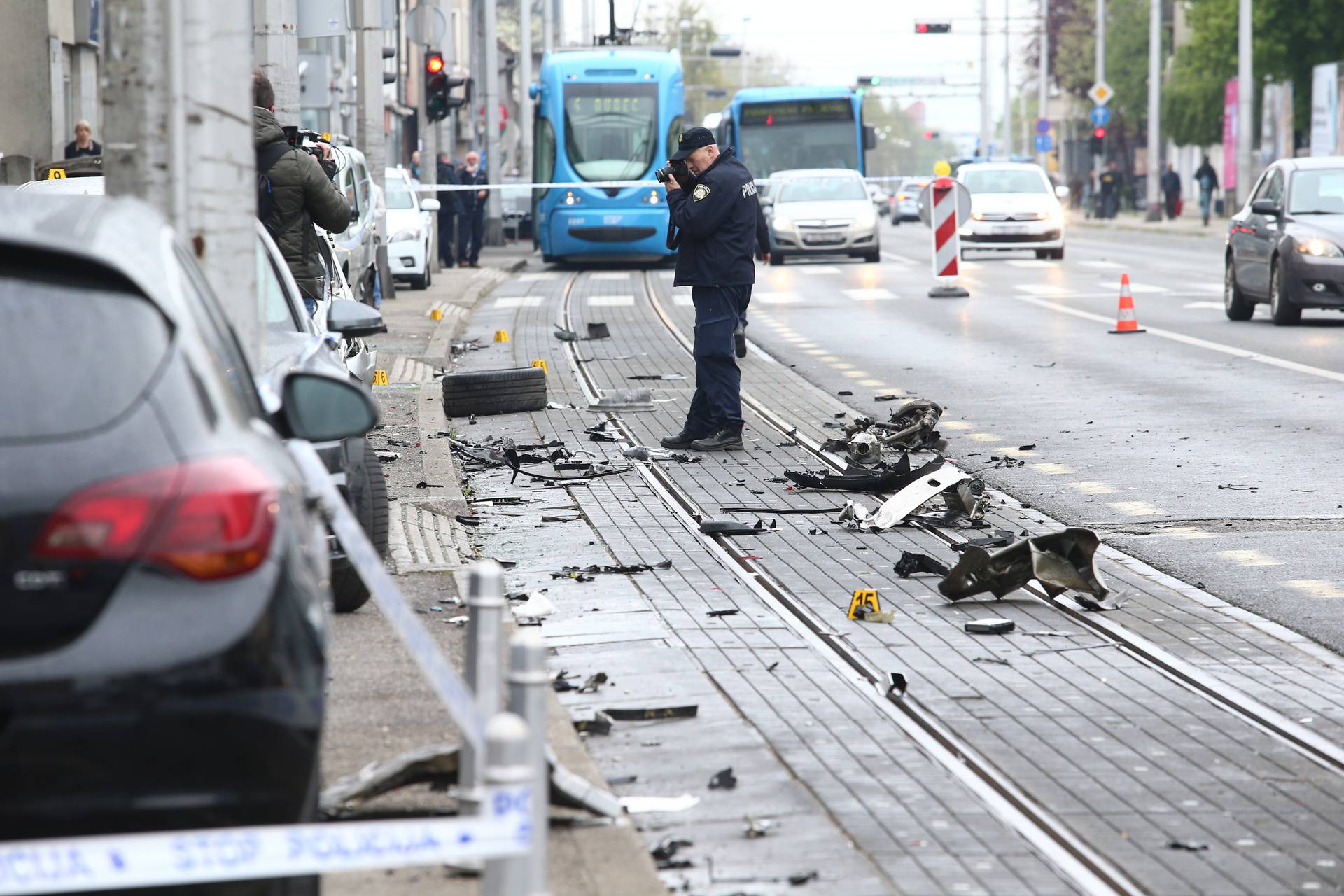 Zagreb: Automobilom u Dubravi udario u parkirane automobile i završio na krovu