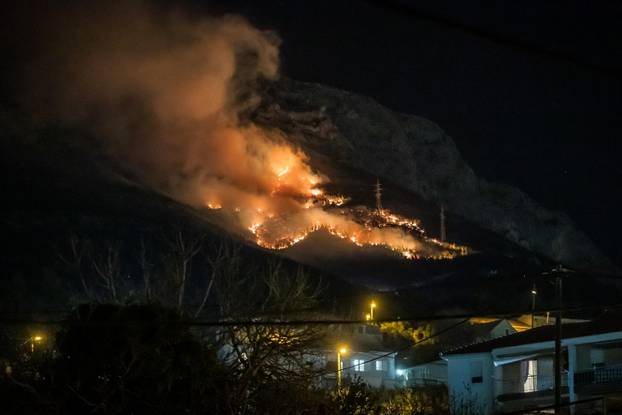 Solin: Šumski požar tijekom večeri buknuo je iznad Solina