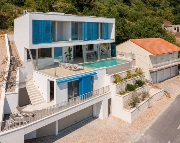 Bazen, sauna, teretana i dvije plaže na 'par koraka' - evo što sve nudi raskošna vila u Omišu