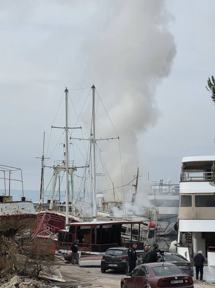 VIDEO Vatrogasci cijelu noć gasili požar broda u luci Bajnice