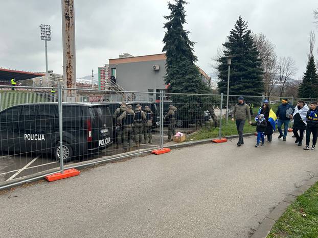 VIDEO 24SATA U ZENICI Dresove, zastave nude ispod cijene, stigla i Dubioza: 'Take me to America'