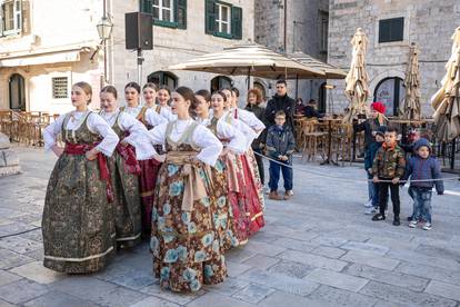 U Dubrovniku se veseo plesao Linđo u narodnim nošnjama
