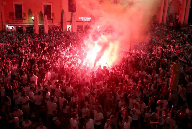 Zadar: Bakljada i navijači na Narodnom trgu nakon što je KK Zadar postao prvak Hrvatske