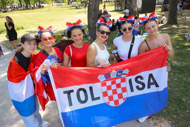 Zagreb: Obožavatelji u fan zonama gdje čekaju ulazak u Hipodrom