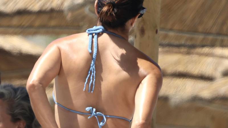 FOTO Druga boja bikinija, isti učinak: Eva Longoria na plaži pipkala svoje zanosne obline