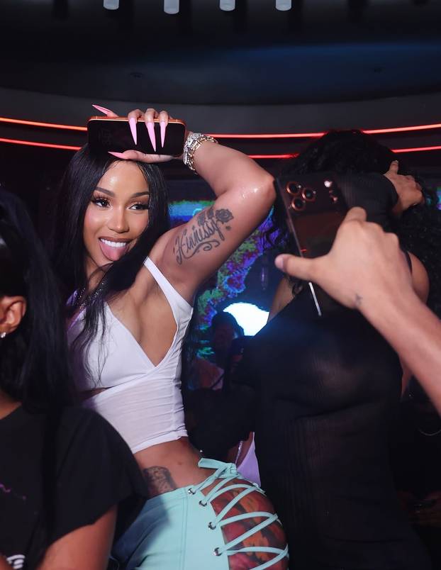 Cardi B 'partijala' s Teyanom Taylor: Na razuzdanom partiju pokazala je bradavice i guzu