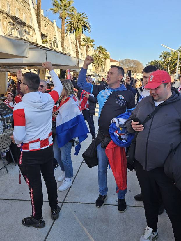 FOTO/VIDEO Navijači gradom prolaze s ogromnom zastavom! U navijačkoj zoni i Iris Livaja...