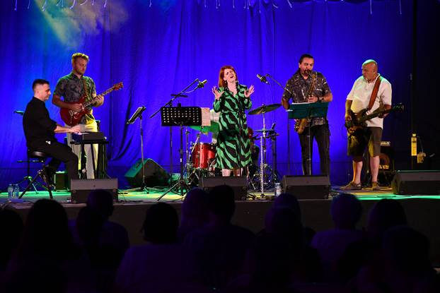 Slavonski Brod: Koncert  jazz sastava Sing Song Swing na pozornici Brodskog glazbenog ljeta