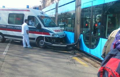 Zagreb: Sudarili se tramvaj i Hitna pomoć, nema ozlijeđenih