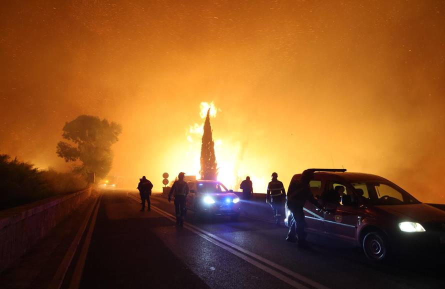 Požar kod Omiša: Evakuiran velik broj turista i mještana, pred vatrogascima je besana noć