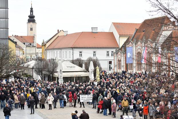 Na Trgu Republike u Čakovcu održan prosvjed u znak podrške kirurzima