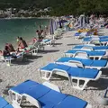 Okršaj u Baškoj Vodi: Turist bacio ležaljku u more, vikao na koncesionara da je makne